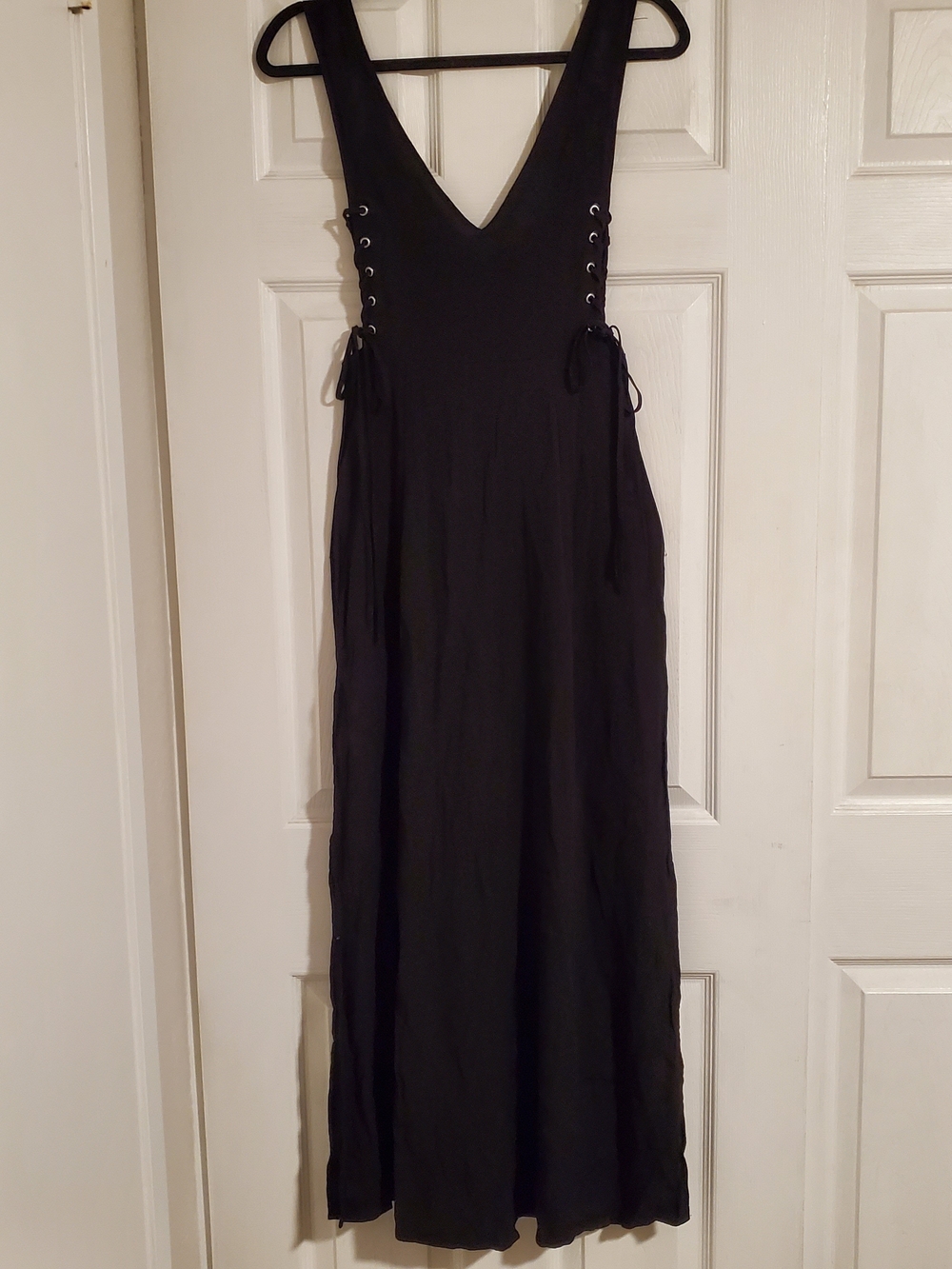 Sleeveless Black V-Neck Maxi Dress with Side Lace-Up